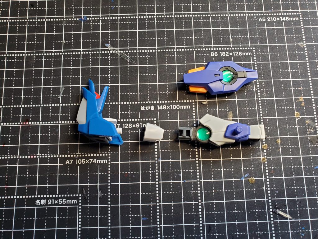 肩から二の腕まではライフリを使いたいなぁと思ったので、写真のように加工しております。ダブルオーの間接の二の腕部分を切り、代わりにライフリの受け軸を接着することで上手くいったのではないかなぁと思っております。