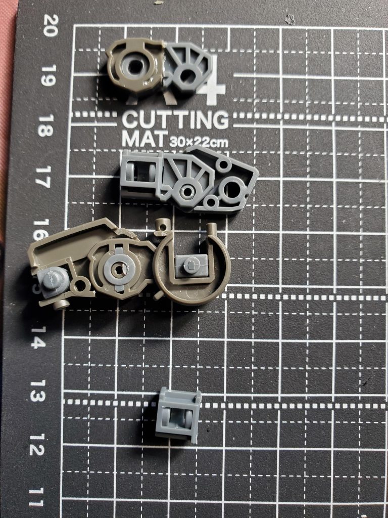 足は太股部分までをダブルオーダイバーアークを使用し、膝から下はライジングフリーダムを使用することにしました。画像のように受け軸を切断しライフリの間接に接着しました。