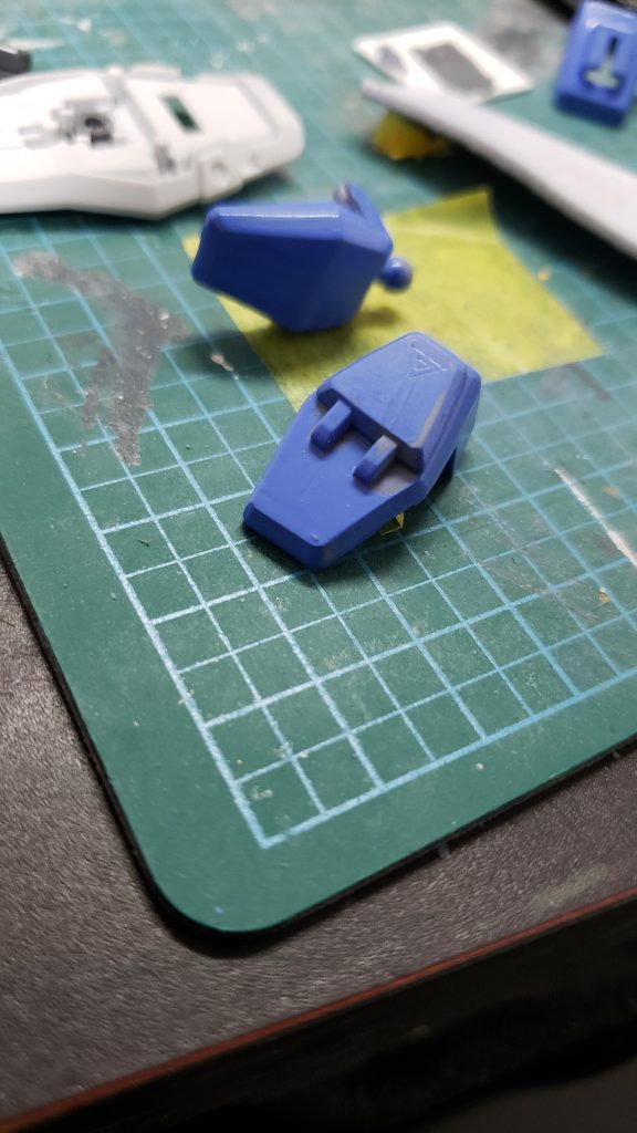 可能な限り表面を滑らかにしてからメカグレーで塗りました。ですが意外と表面のボコボコが装甲の質感を出してくれて、良い感じになりました笑ミサイルポッドや胸部はオレンジにするつもりが、「このままでもアリだな」ってなり、このような配色になりました。