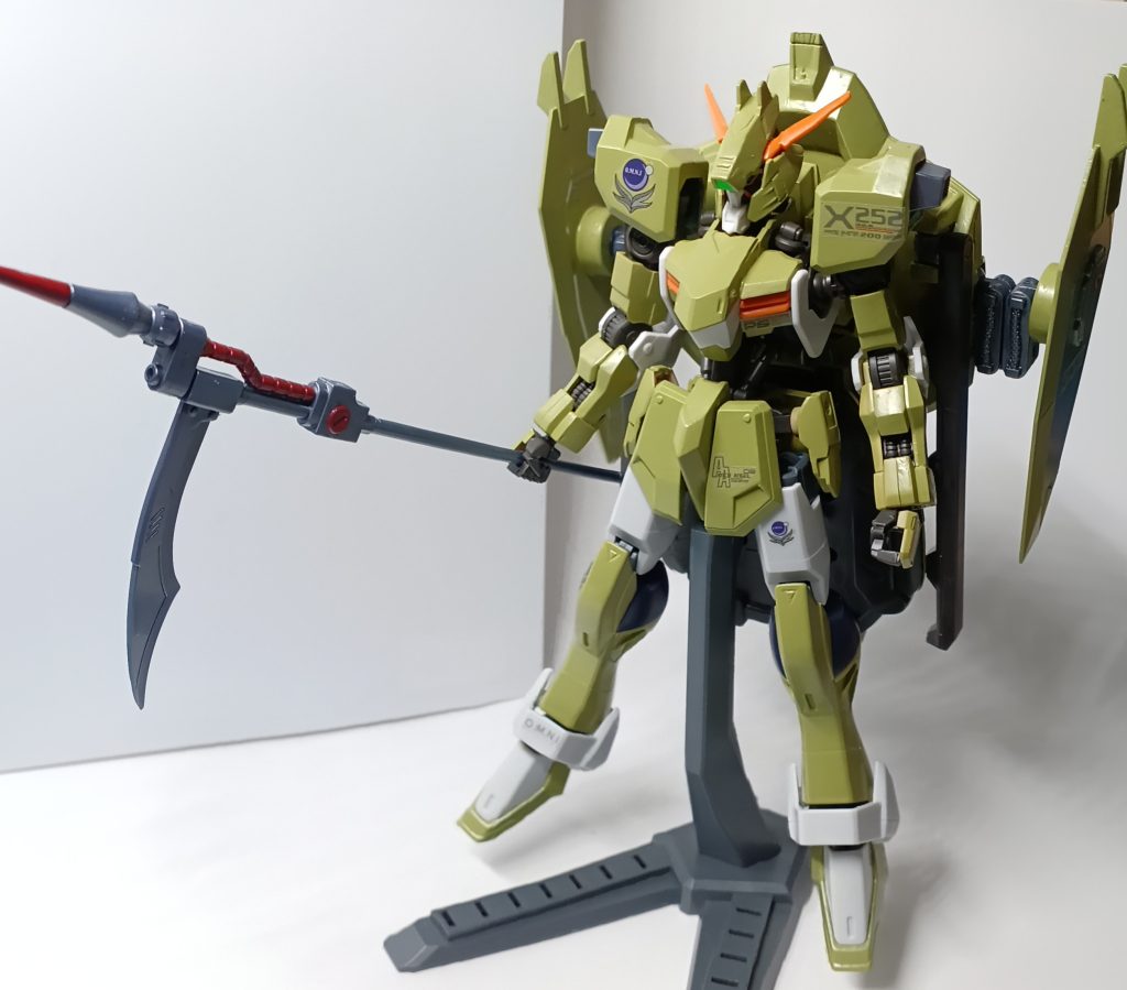 機体性能設定グシオンに搭載されているビーム兵器を無効化するガンダムフレーム、フォビドゥンに搭載されている物理兵器を軽減させるトランスフェイズ装甲。この二つを掛け合わせることで、どの兵器にも対応できる機体がフォビドゥンリベイクだ。この機体の特徴と言えば背中のバックパック、ビームを打てるだけでなくビームの軌道を変化させらことができる。これにより、相手のビームの回避を予測しビームの命中率を上げることができる。さらに、バックパックと機体は分離可能。他に、フォビドゥンには運動エネルギーを電気エネルギーに変化させる機能があり、機体のエネルギー切れを防ぐことができる。しかし、必ず攻撃が入らないと言うわけでもなく、ビーム兵器は完全に防げても物理攻撃は防ぎきることはできず、ダメージは多少ながら入り、一部を破壊されると電力の消費が激しくなる。さらに主にバックパックが機動性を向上させているのでバックパックがやられると機体の機動性は大幅に下がり、シールドで機動力を確保しないと行けないと言うデメリットが存在する。と言う具合ですね。今回も納得の行く機体ができてよかったです!眠気を我慢して塗装した甲斐がありました!次の機体もお楽しみに。