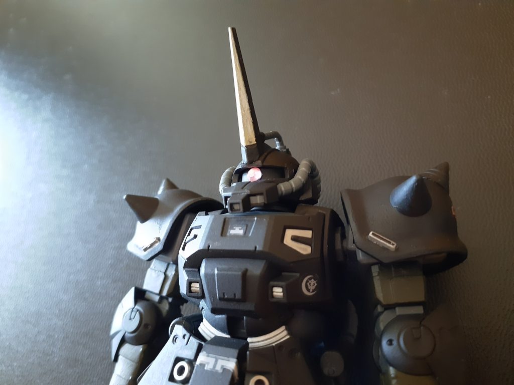 ショルダーアーマーはグフのものにザクのスパイクの一部を移植。ザクのは小さ過ぎて華奢なイメージだったので…。モノアイはジュエルシール