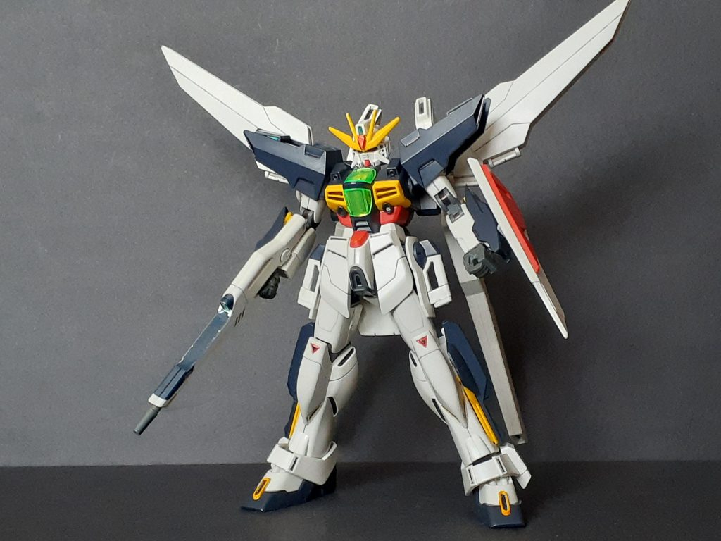 つま先の黄色のみ部分塗装。アンテナ基部が別パーツだったら文句なかったんだが……