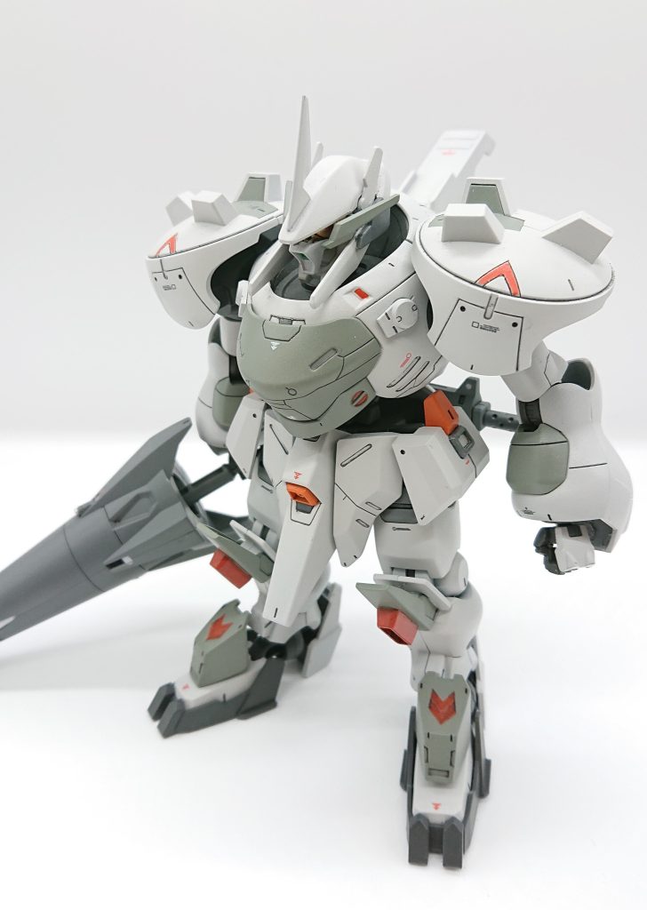 正面今回は色んなパーツを組合わせたので関節軸や対応するポリキャップの改造など見えない場所に時間がかかりました。