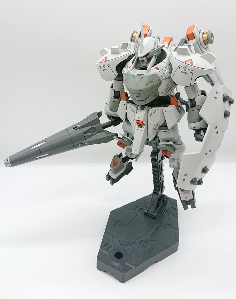 さらにモブにありがちな無骨な大型シールドを装備。なお大型ランスの尖った部分は切って平らにし鉄血の世界らしくブッ叩く武器を強調しています。