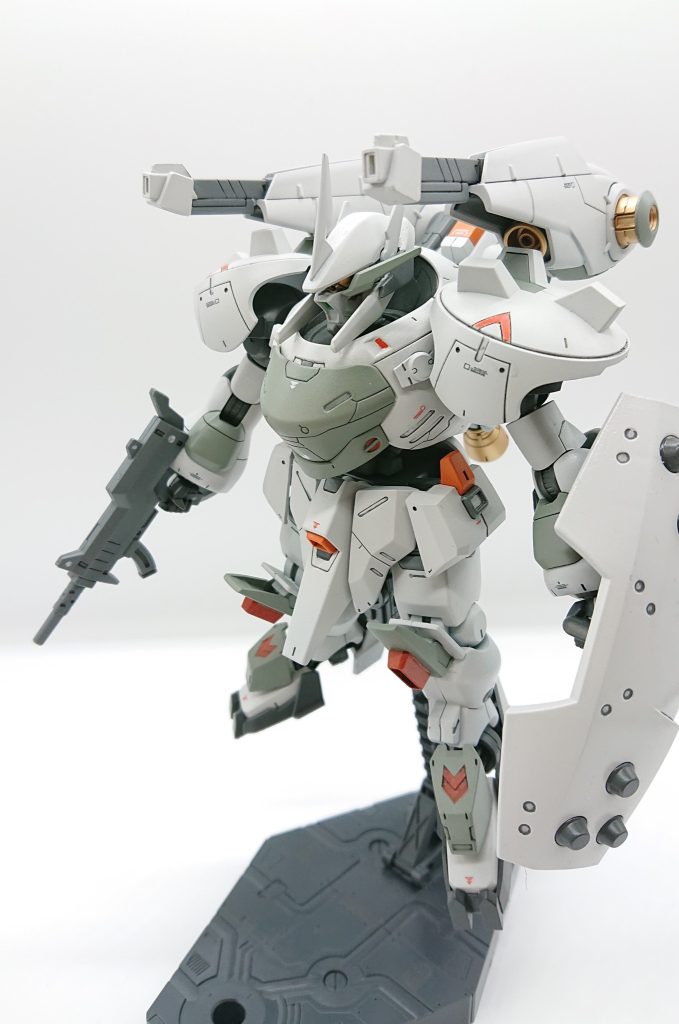 高機動兵装パックは回転させ肩部の上部に出すことで収納されていた小型レールガンを出すことが可能です。