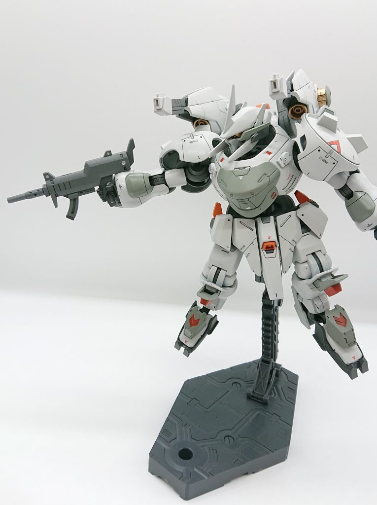 射撃武器のマシンガンは通常のものより銃口を長めに変えています。こんな感じで汎用武器とは少し違うを目指しました。