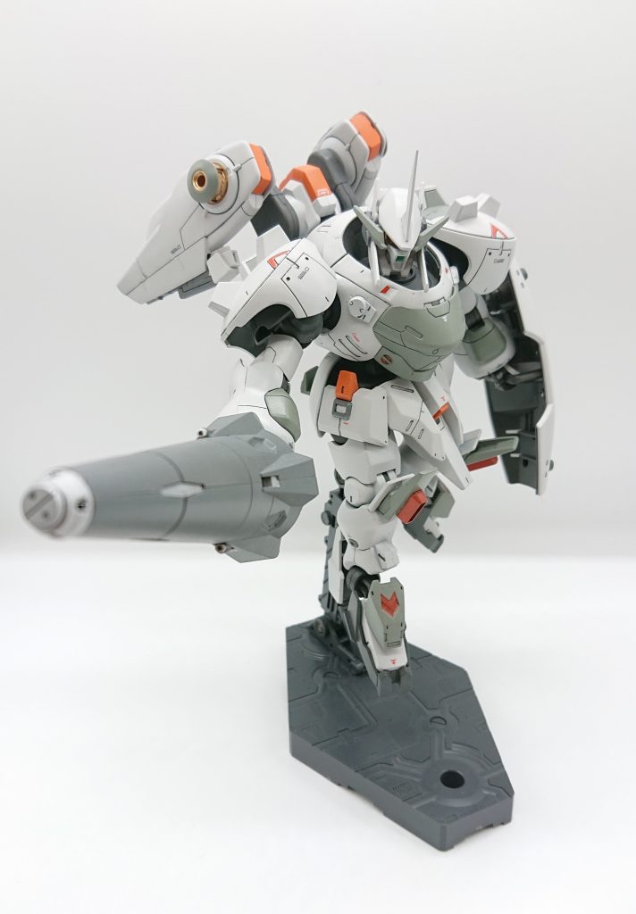 今回は主人公から4番手くらいのキャラが乗る機体を目指しました。奮戦虚しく最終回1~2回前に大破脱落してしまうでしょうね。自分はそういうキャラが好きです。閲覧ありがとうございました。