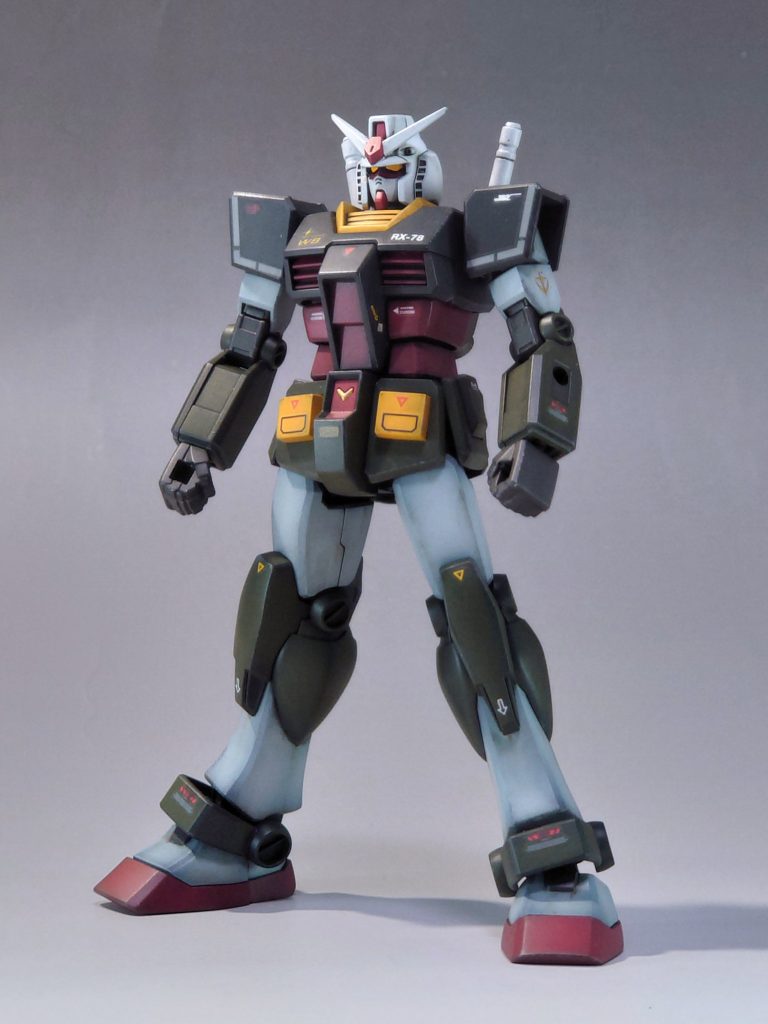 リアルタイプガンダムは配色に複数のバリエーションが有るのですが今回はドムと対峙するイラストを参考にしてます。