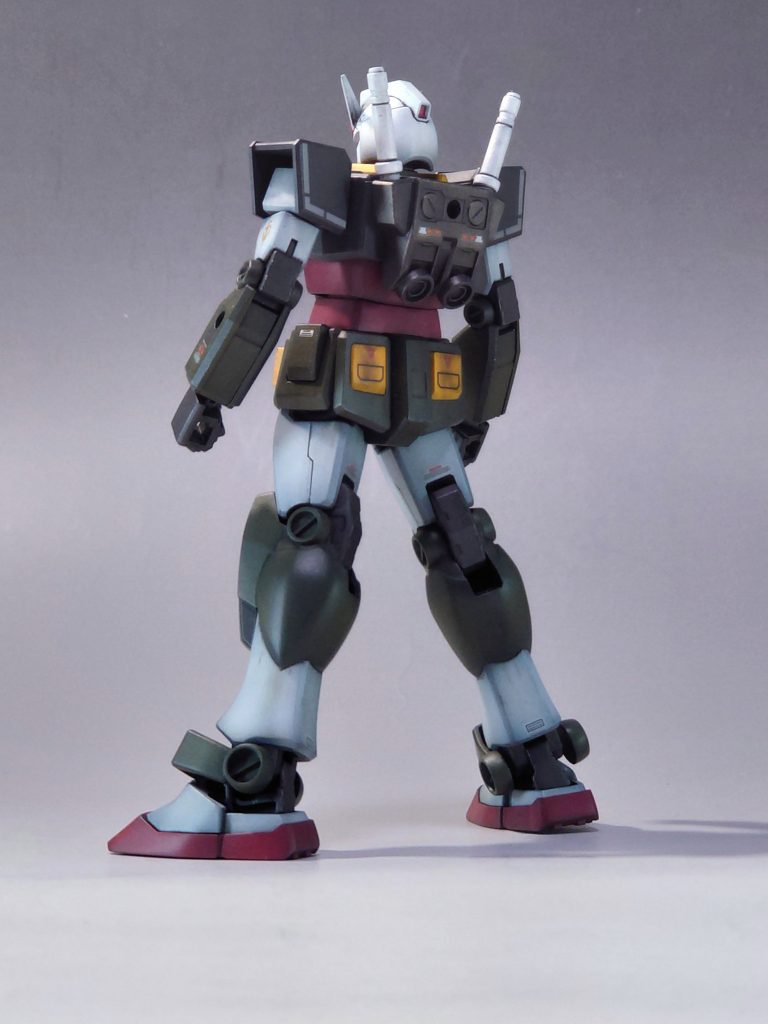 ガンダム本体は一体成形の関係で歪な形のバーニアスラスターを交換したり、各部の肉抜き穴埋めを行った程度です。