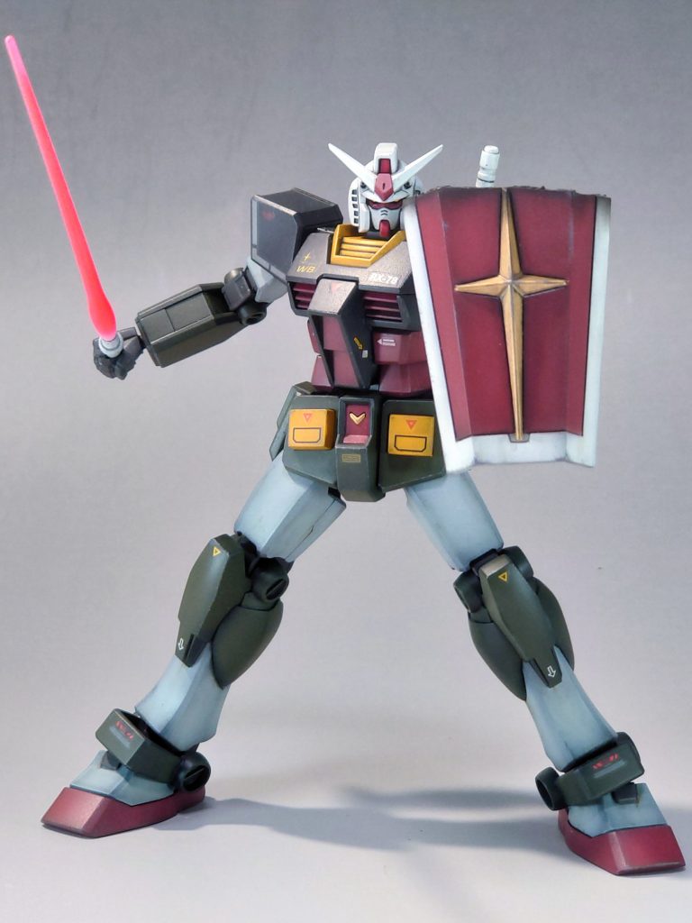 ビームサーベルは蛍光カラーで塗装してつや消し仕上げ。デカールはイラストや旧キットを参考にレトロな感じに貼ってます。