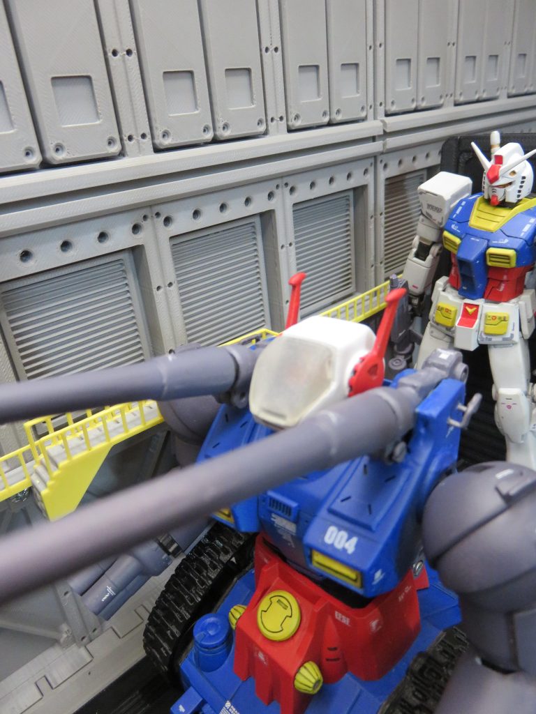 ガンナーコックピットは透明(半透明っぽいですけど)風防を作成し、内部にパイロットも載せてあります砲塔基部もオリジナル造形に変更しました