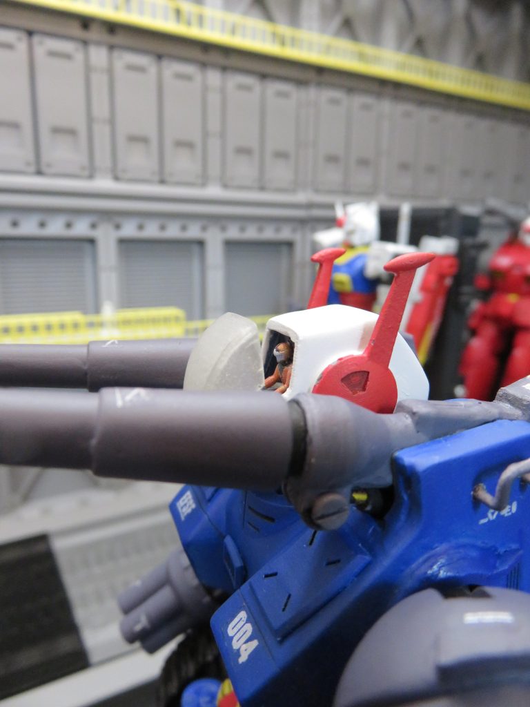 ガンナーコックピットにはパイロットを作成砲塔基部には可動する金属シャフトを作成し、砲塔の仰角変更できるように