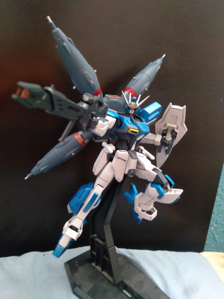 One of the more powerful Striker packs, the Dreadnought Striker Pack is capable of engaging with multiple enemy units at one time. The central area is the battery. Each one of the Dragoon Pods is charged until they're deployed. When they detach, each one is equipped with 10 beam guns capable of firing in multiple directions. They're controlled by the pilot. When the dragoons get low on power, they can be returned and charged quickly  より強力なストライカー パックの 1 つであるドレッドノート ストライカー パックは、一度に複数の敵ユニットと交戦することができます。 中央部分がバッテリーです。 各ドラグーン ポッドは、展開されるまで充電されます。 分離時には多方向に発射可能なビーム砲をそれぞれ10門ずつ装備する。 それらはパイロットによって制御されます。 ドラグーンの電力が少なくなったら、すぐに戻して充電できます