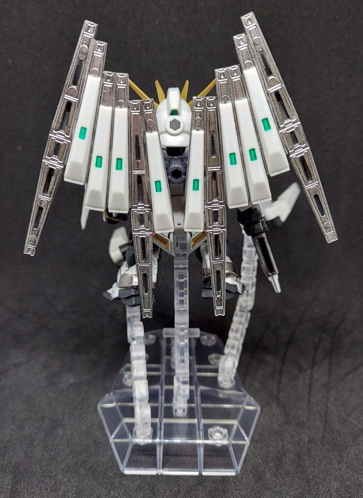 背面。サクッと金属風に塗っただけ。色味に差を付けたかったので、中の紺っぽいとこはあえて塗らず。