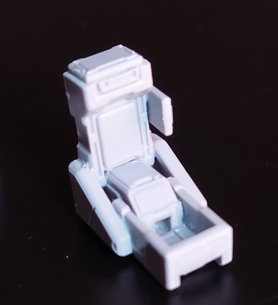 他のガンプラの余ったパーツを切ったり、張り合わせたりして、コックピットの形に。