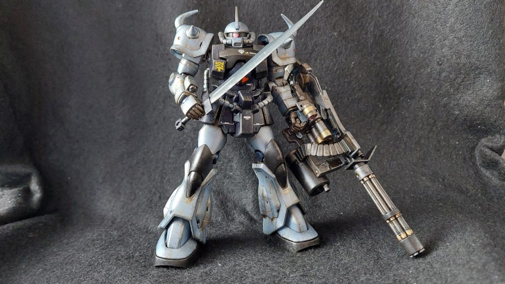 カラーレシピ<ラッカー塗料>本体ライトブルー部:タミヤ パールライトブルー本体ダークブルー部:タミヤ ディープメタリックブルー本体ブラック部:クレオス メタルブラック給弾ベルトグレー部:タミヤ メタリックグレイ<エナメル塗料>武装等ゴールド部:4アーティストマーカー ゴールドヒート・サーベル中央シルバー部:4アーティストマーカー シルバー<アクリル塗料>バーニア内レッド部:水性ホビーカラー メタリックレッドフレーム等グレー部:水性ホビーカラー 焼鉄色<アルコール塗料>アイセンサーピンク部:ガンダムマーカー蛍光ピンク、SEEDホワイト各所ポイント:ガンダムマーカーメタリックオレンジ、同メタパープル、メタリックレッド、メタリックグリーン、コスモメタブルー