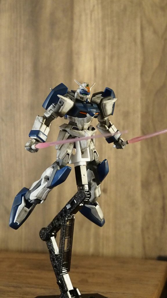 デュエルの方は関節や一部フレームを「ガンダムグレー」で塗っております。イーゲルシュテルンは「ガンダムメッキシルバー」、オレンジの所はタミヤエナメル塗料オレンジで塗り、全体にウェザリングを施しています。