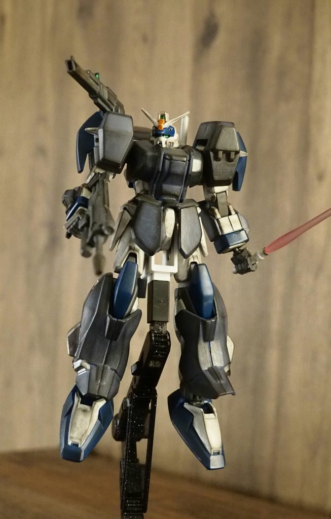 アサルトシュラウドは「MSライトブルー」の上から「ガンダムメカグレー」で塗り、「ウェザリングマスターB」でウェザリングしております。ミサイルポッドや一部の胸部レールガンシヴァは「ガンダムグレー」で塗っております。