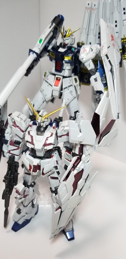 ユニコーンチタニウムフィニッシュと並べて、ユニコーンはジャンクで購入、左腕とアームド・アーマーDEを新規で作っています。最後までご覧いただき、ありがとうございましたm(_ _;)m