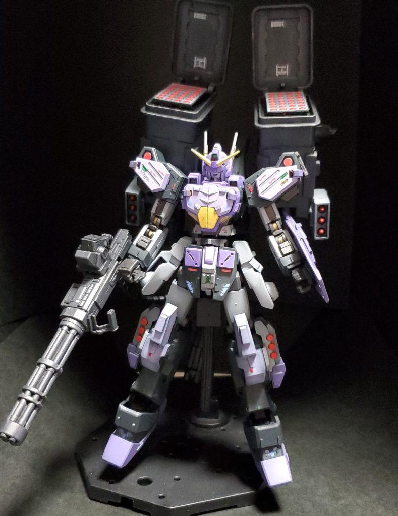 背中に２８連マイクロミサイルポッドx2３連ミサイルポッドx2 脚部に３連ミサイルポッドx2　と実弾もりもりです。 