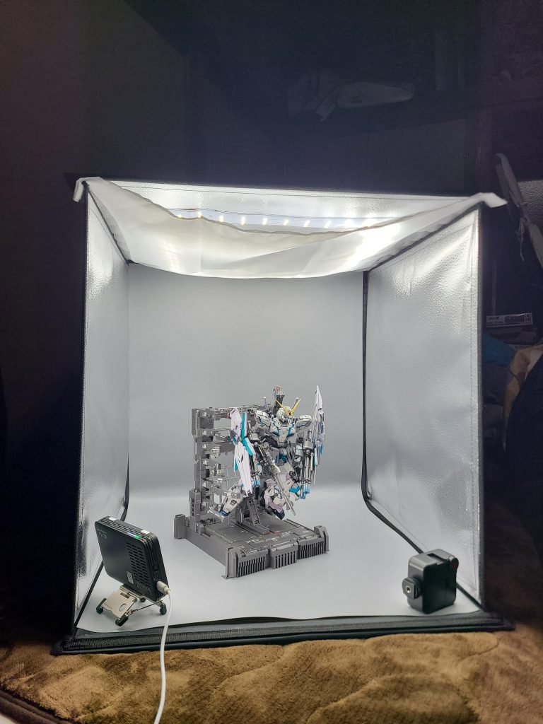 我が家の撮影環境。撮影キット LEDライト付 折りたたみ ボックス 撮影ボックス 50cm ライト付き 大型 簡易スタジオ 200-DG016というのを使ってます。コレに下からライト2台で照らしてます。カメラはSONY α7 II ILCE-7M2、レンズはシグマ105mm F2.8 DG DN MACRO Artの構成。F18から20位で露出+0.7位で撮影してます。撮影後トリミングはしてます。スマホカメラも綺麗に撮影出来るけど、別物のように撮影出来るので2ランク上の作品みたいになります。