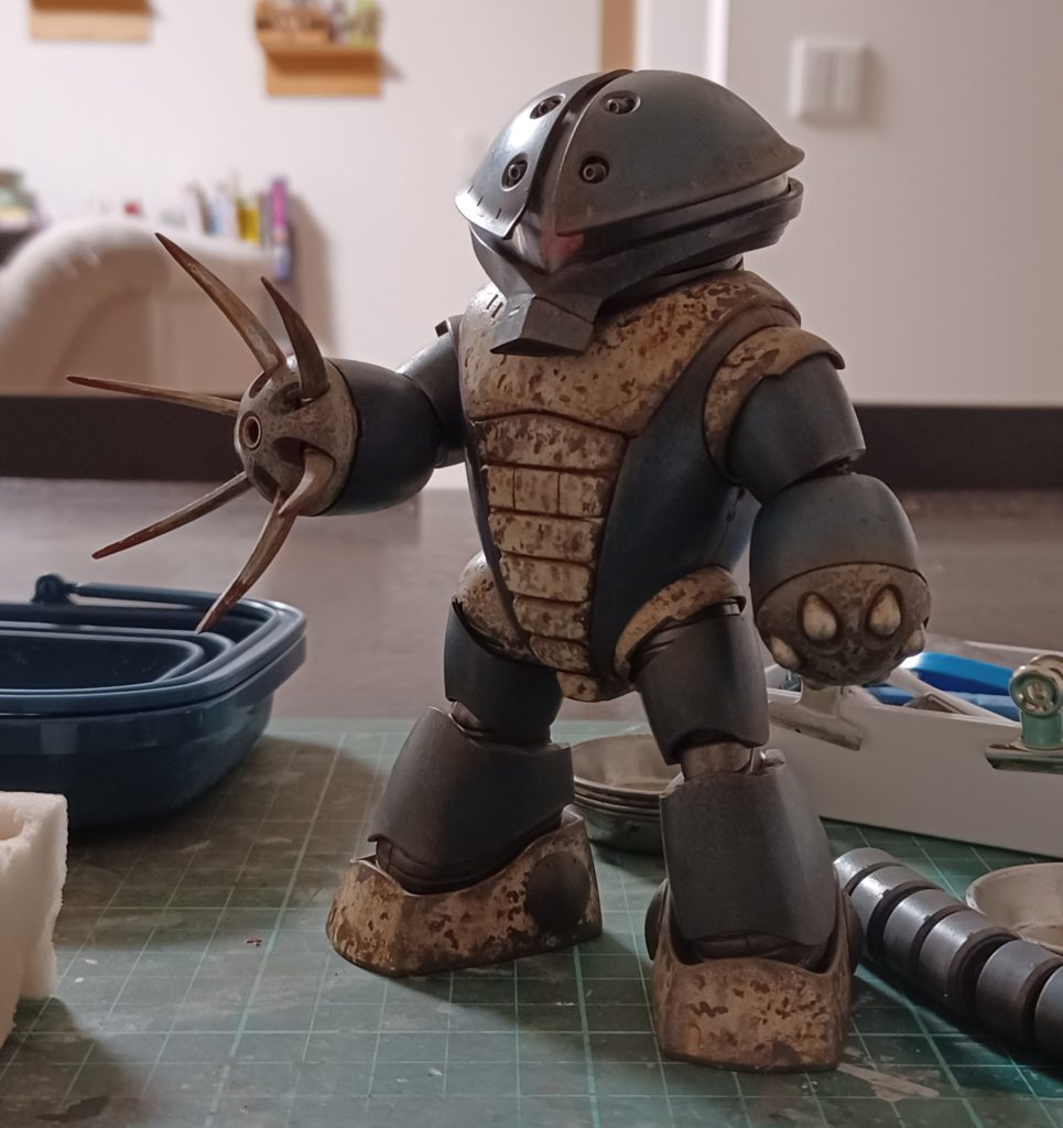 その後調合した艶消しクリアーを吹いたら、フラットベースの調合をミスしていたようで艶が消えなくて、色々とやっている内に脚部パーツを破損💧それらを誤魔化すために、更に手を加えて行ったら…。イメージとやや違う仕上がりになったけど、満足の行く仕上がりになった。