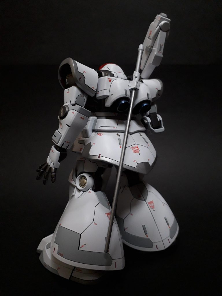 肩・リアスカート・ふくらはぎなどに、元々ある細長い台形のモールドを少し掘り込んでおいて、クリアレッドのUVレジンを入れてみました。発色がイマイチでしたなぁ。勉強勉強。