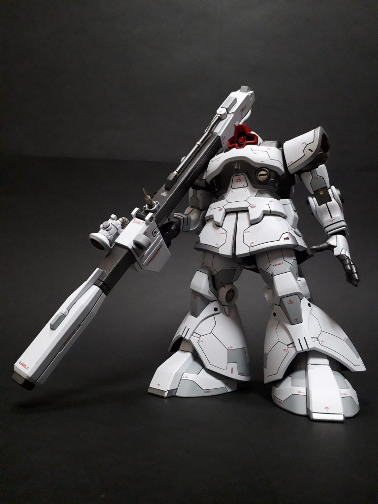 備忘録・下地色:ブラック基調の余った塗料ごちゃ混ぜ・外部装甲基本色1:ホワイト+パープルほんのちょっと・外部装甲基本色2:明灰白色+ホワイト(1:2)(ちょっと濃かった)・外部装甲(一部のフチ):シルバー・フレーム基本色:黒鉄色+シルバー(およそ1:2で調色)・頭部(バイザー?):下地1ブラック・下地2シルバー・メタリクウレッド・つや消しクリア