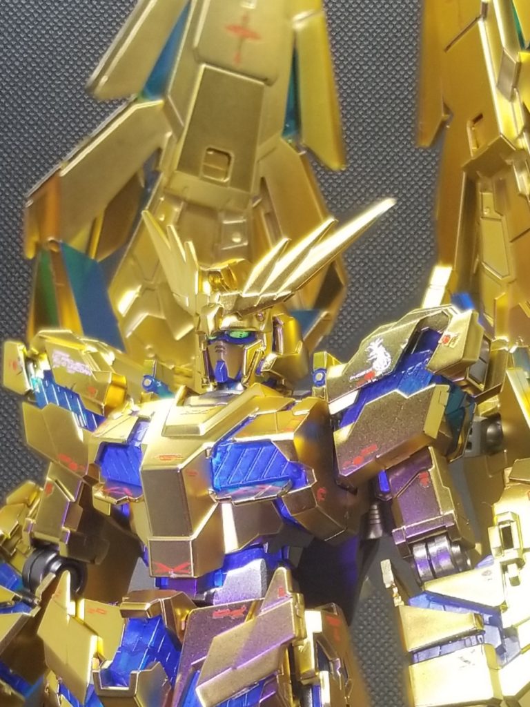 バストショット🎵そうなんです。アンダーゲートじゃないのでゲート跡が丸見えなんです😱しかも黒いので余計目立つ😢まぁ、当然といえば当然なのでしょうが(笑)そのゲート跡をどうやって処理するか…ランナーからメッキを抽出して塗布するか？パーツ全面処理しちゃうか？…で、私が選択したのは…