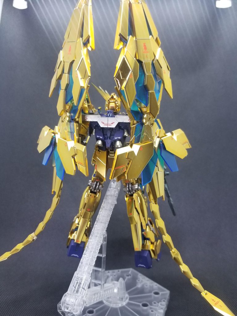 バックショット。特徴的なアームド・アーマーもきっちり再現🎵…のはずだったのですが、写真左側のスタビライザーの一部に補修跡があるのおわかりでしょうか？😅