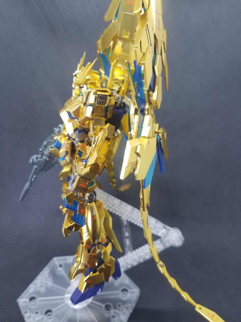 サイドショット②。実はこのキット某フリマサイトでジャンク品として購入したものなのですが😅、一部ランナーから外れたパーツがもうものの見事にニッパーなんか使わず手でもぎ取った状態のようでして…😨所々パーツ折れも発生していました…ｴﾝﾄﾘｸﾞﾚｰﾄﾞｼﾞｬﾈｴﾖ！？