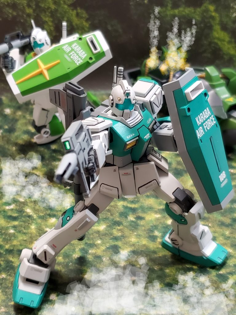 こうしてカラバに配備されたMS部隊❗その中にジムIIを改修した機体『ジムIIカスタム』の姿もあった👀✨ジムIIカスタムはジムIIに簡易的な改修を施した機体❕増加装甲として肩アーマーと脚部にウェアラブルアーマーを装備🎵バックパック中央と脚部側面にスラスターを追加❕そしてバックパック側面にはバズーカのマウントラッチを装備😊エース用の機体として仕上がっていた👍✨この機体には、ティターンズの非道とも言える軍事活動を見過ごす事は出来ない😠💢と連邦軍を離反しカラバに参加したMSパイロット『ボッシュ・ウェラー少尉』が搭乗～👍腕は未熟であったがホワイト・ウルフ大尉の師事を受け『旧ベルファスト基地防衛戦』『アジア大陸ゲリラ作戦』を経て練度を高めていった…😔✨