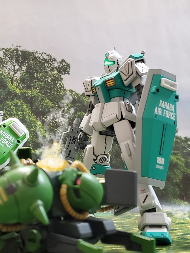 宇宙世紀0087年5月、宇宙で活動するエゥーゴが『ガンダムMkII強奪作戦』に続き『ジャブロー降下作戦』を展開👊✨しかし、ジャブローは核による自爆を敢行～💥間一髪、難を逃れたエゥーゴ部隊の支援のためにカラバは動く😊🎵その中でエゥーゴ、カラバにとって朗報とも言うべき知らせが届く✉️あの伝説のパイロット『アムロ・レイ』が北米にて戦線に復帰🙌そしてハヤト・コバヤシのアウドムラに合流～🤩✨復帰直後にも関わらずティターンズとの戦闘の中、エゥーゴ主力メンバーであるクワトロ大尉、若きエース『カミーユ・ビダン』を見事宇宙へ還したのだ🚀✨この知らせにカラバ組織はこれまで以上の盛り上りをみせ、ついにカラバ独自の作戦『ラサ生産基地奪取作戦』を発動させるに至る😎✨この作戦のMS部隊の指揮官に、着実に戦果を挙げてきたボッシュ・ウェラー少尉が任命される🎵