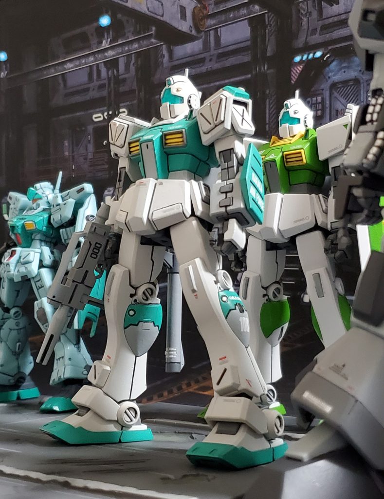 宇宙世紀0087年1月、エゥーゴの軍事支援によりカラバの潜伏拠点の１つ『旧ベルファスト基地』にジムII、ジムカスタムが搬入された😊🎵月のアナハイム社から地上に物資を輸送する際に、通常であればティターンズの目から逃れる事は不可能❗だがカラバは輸送手段をルオ商会に依頼し商会管轄の商業ルートで地球に運び込まれた🚀この輸送ルートは連邦政府高官に高額な通行料金を支払い得ているルオ商会管轄の『闇ルート』👍ティターンズといえど介入する事が出来ないのである😎✨