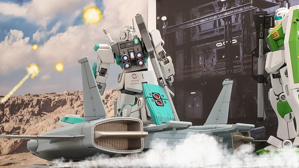 ラサ生産基地は一年戦争時にジオンが建設した坑山型の生産施設で戦後は連邦軍が使用していた❗潜入しているスパイの情報によれば、現在はティターンズの管理だが老朽化が進み、重要拠点からも外れ防衛戦力も低いとの事…😔しかし、生産施設を持たないカラバには十分な拠点となる✨0087年8月、カラバヨーロッパ支部はガルダ級３隻による『ラサ生産基地奪取作戦』を開始～🌠ガルダよりサブフライトシステム(SFS)ド・ダイ改に乗ったMSが次々に出撃👊✨ウェラー少尉も戦場を見据えスロットル全開でガルダ級のMSハンガーから飛び立っていく…✈️💨