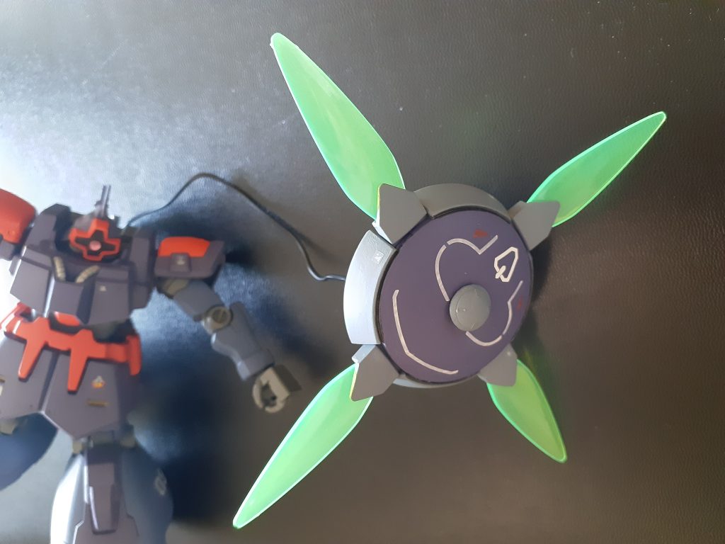 アイギスは有線で遠隔操作できますが本体からあまり遠くには離れられないので、パイロットは本体の自衛に注意力を割かれる…と言う欠陥あり