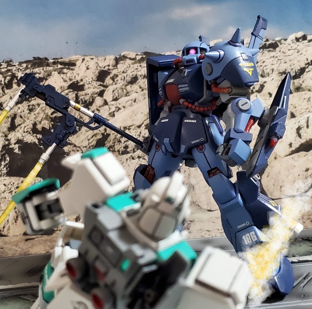 追い討ちを駆ける敵に、もはやなす術がないウェラー少尉のジムIIカスタム😨💦青きハイザックはウェラー少尉を見下すようにツインビームスピアをサイス(鎌)モードに切り替え仁王立ちする🧍‍♂️ウェラー少尉は最後の時を迎えようてしていた…👼