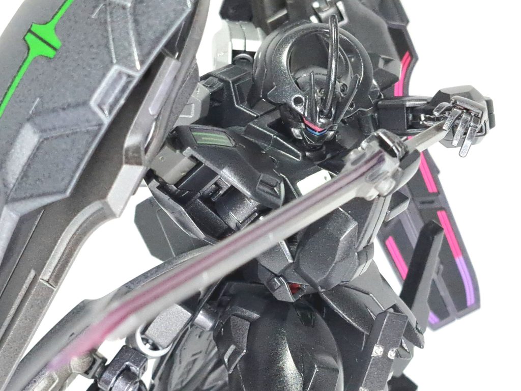 ビームブレイドガーディアンの芯となっている、ダリルバルデのビームカタナに似た形状の刀剣。こちらには反りがなく直刀であり、実体剣にビームの刃を展開する。