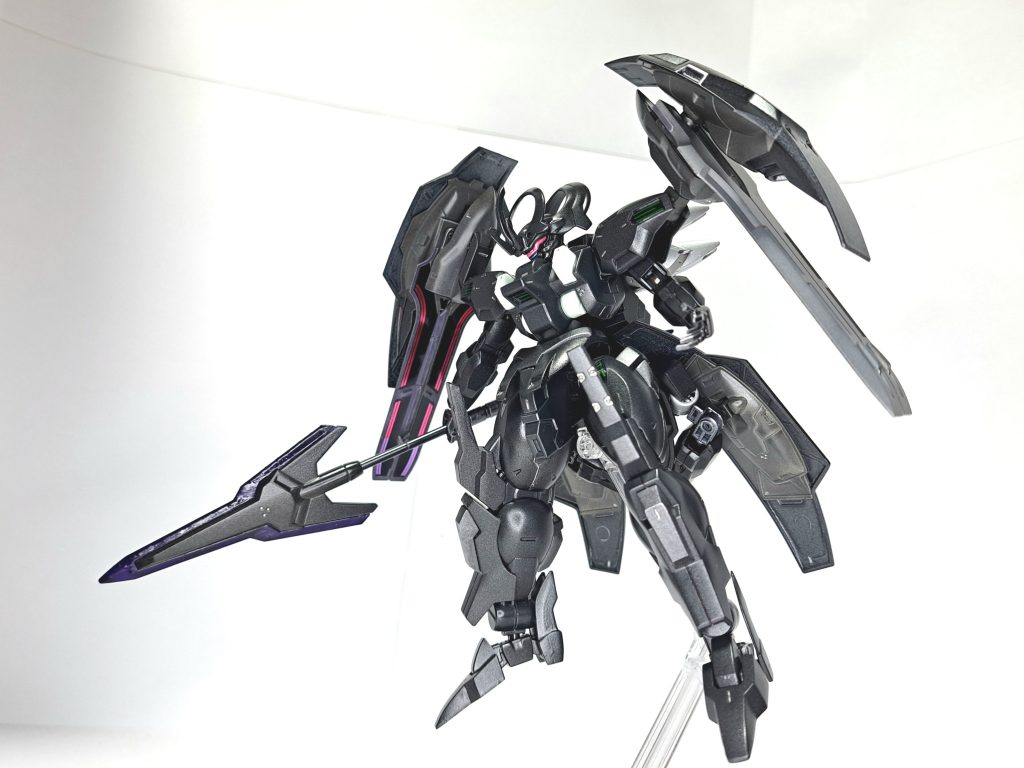 ビームジャベリン(ビームアンカー/ビームクナイ)分離・連結が可能な格闘兵装。分離時は錨形状のビームアンカーと爪形状のビームクナイの二刀流で、これらの柄尻から合体させた際には長柄・双刃のビームジャベリンとして運用する。エネルギーは腕部を介して機体直結式で供給され、高い切断力を持つ。一方で後述のイーシュヴァラ・タイプAに持たせて分離しても問題なく使用可能。