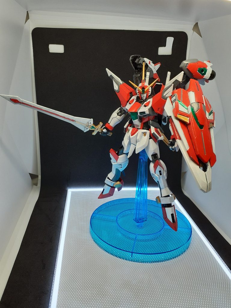 バックパックの機関砲をビームサーベルに変更。ビームブーメランとビーム重斬脚はそのまま、接近仕様になっています。追加としてシールドを作りました。 