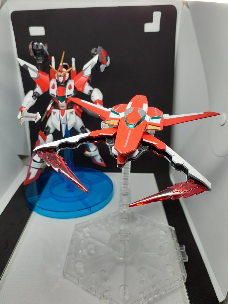 シールドは分離してドローンになります。クローが展開します。