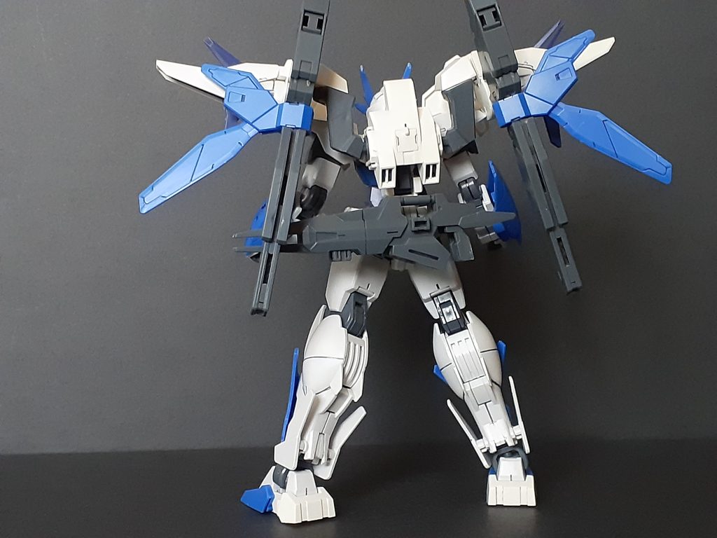 ダブルオースカイではデスティニー強めで左右の武装が違っていたけどメビウスではどっちにもなる武装で対照的に。 