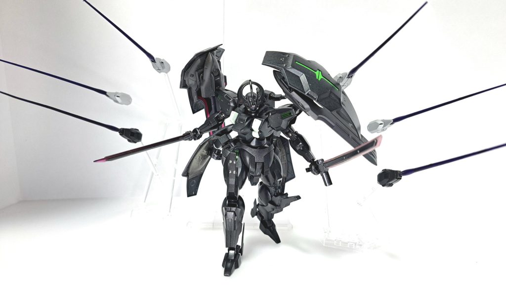 グスサー・イーシュヴァラ/イーシュヴァラ・タイプA/イーシュヴァラ・タイプB本機の特徴でもあるドローン兵器の一種で、本機の前腕に当たる部位にもなる。タイプAは通常のマニピュレーターを装備し、タイプBはマニピュレーターの代わりにビーム砲・ビームサーベル兼用のデバイスを内蔵、グスサー・イーシュヴァラはビーム砲とビームサーベル・腕部接続機能を引き継いでいる他、先端のデバイス形状が変更されており、内蔵された拘束ワイヤーで対象にとりついて自爆する機能が追加されている。本体から分離し、意思拡張AIによる操作で合計6つ刃で立体的な攻撃を行うことが可能。タイプBのみリアスカートに搭載し、グスサー・イーシュヴァラではなくタイプAと同じ配色なのは意表を突く為らしい。 通常本体の上腕に接続されているのはタイプAだがこれを失った際などにはリアスカートに2基、背部に4基搭載されたタイプBとグスサー・イーシュヴァラを接続することも可能。この際、ビームサーベルの出力を最大まで引き上げることが出来る。