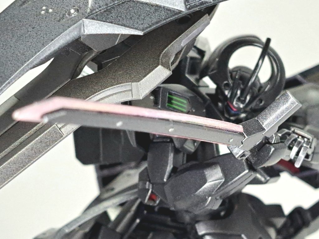 コンポジットアームズ(ビームショットライフル/ガンブレイド)ビームジャベリンに代わって追加された装備。ビームショットライフルに折り畳み式の近接装備『ガンブレイド』をマウントした複合兵装。ビームショットライフルは通常のビームに加え、その銃身の下には拡散ビームを発射出来る専用の銃口を備える。さらにガンブレイドは刀剣型ビーム兵器『ビームカタナ』とその基部に据えられたピストル型の『ビームガン』から構成される複合装備であり、両者の組み合わせで近接格闘~近接射撃までをカバーする。