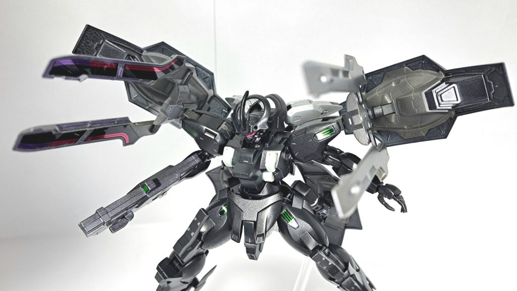 ビームガトリング攻撃用ビットステイヴの剣先に搭載された火器。シース形態では剣先を前に向けての手持ち武器(この時、防御用ビットステイヴ側面からグリップを展開し射撃精度を高めることもできる)として、ドロウ形態ではオールレンジ兵器として扱われる。オムニ・アジマス・レーザー全ビットの出力を解放することにより、多数の火線を同時展開する全方位攻撃。火線自体は攻撃用ビットステイヴの側面から展開され、全方位へ拡散させたものを収束して高威力攻撃にする事もできる。電磁バリア防御用ビットステイヴによる防御システム。マウント状態やシース形態・ガーディアン全体に、ドロウ形態では防御用ビットステイヴ単独によるポイントバリアを形成して機体を守る。