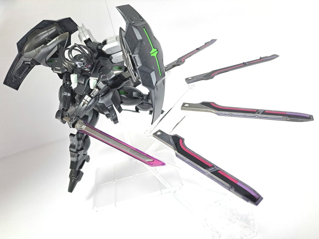 ガーディアンダリルバルデシュバルツの兵装となる多目的攻防プラットフォーム。シュバルゼッテはGUNDフォーマットを搭載することで操縦系統の問題は解決していたが、本機では非搭載で解決している。刀身型の「攻撃用ビットステイヴ」4基と鍔飾型の「防御用ビットステイヴ」2基、手持ち武器のビームブレイド1本の計7パーツで構成されている。ビームブレイドを軸に全ビットを鞘(シース)のように集合させた基本モード「ガーディアン・シース」ビットを分離して群体遠隔操作攻撃やポイントバリアによる防御を行わせる「ガーディアン・ドロウ」各ビットを機体各所のハードポイントへ翼やマントのように接続し、攻防能力を維持したままビットの電力や推進剤を急速補給できる「ガーディアン・マリオネット」といった運用形態があり、本機では通常ガーディアン・マリオネットの形態となっている。