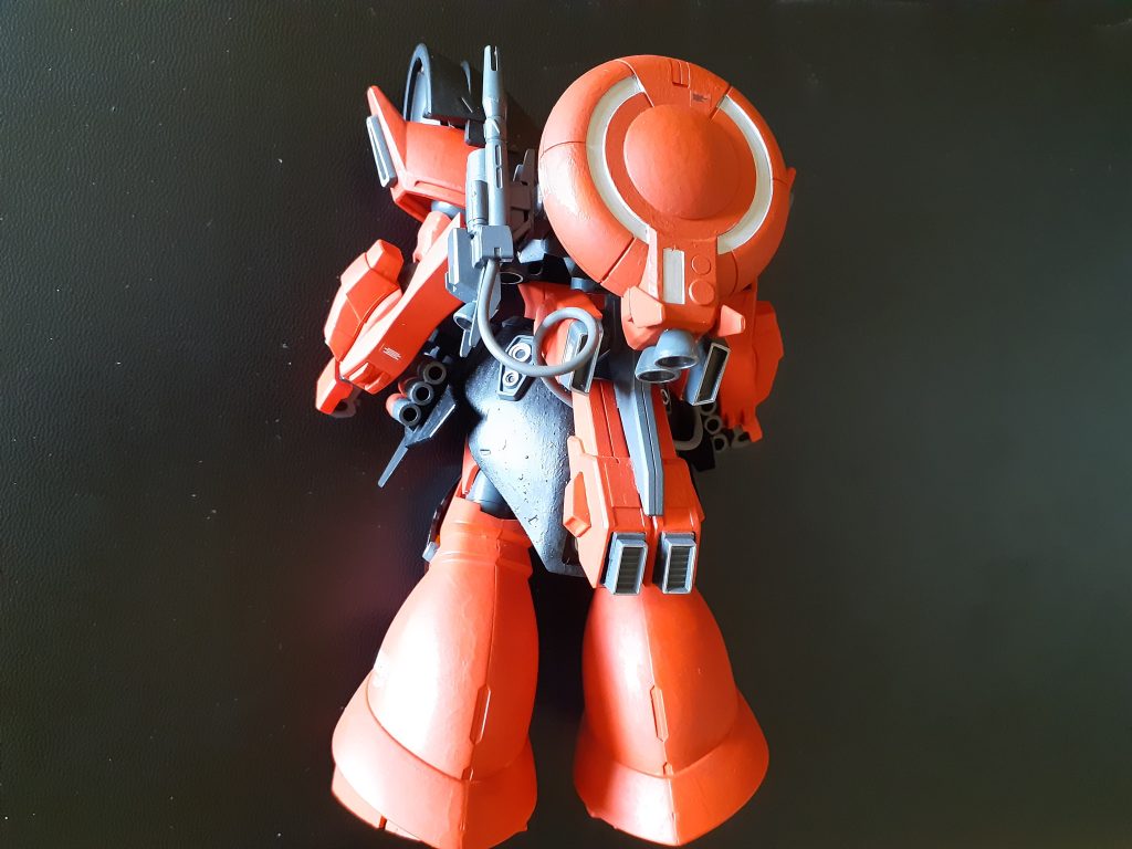 背中は盛り盛り。左側のコード生えてるのが有線ビーム砲です。ネオジム接続に改修しました。