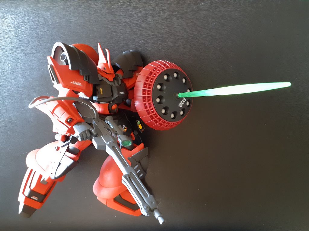 シールドからもビーム刃がでます。