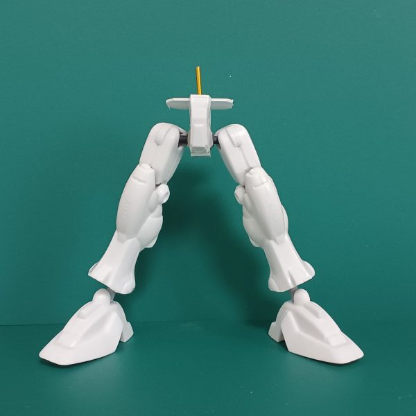 旧キットのガンダムGP01 の続きです。画像1枚目→もものパーツと一体だった足首を隠すパーツを切り取って分離してから、プラ板で1mm幅を広げました。足首の接続はアルミ線接続で。パーツを切り離すのがめちゃめちゃ大変でした。なんとかできましたが、もしまたやるときのために、もっと楽にできる方法探さないと。画像２枚目→ここで仮で組み立てた足を腰のパーツに組つけてバランスを確認してます。うーん、なんかシュールw（2枚目）