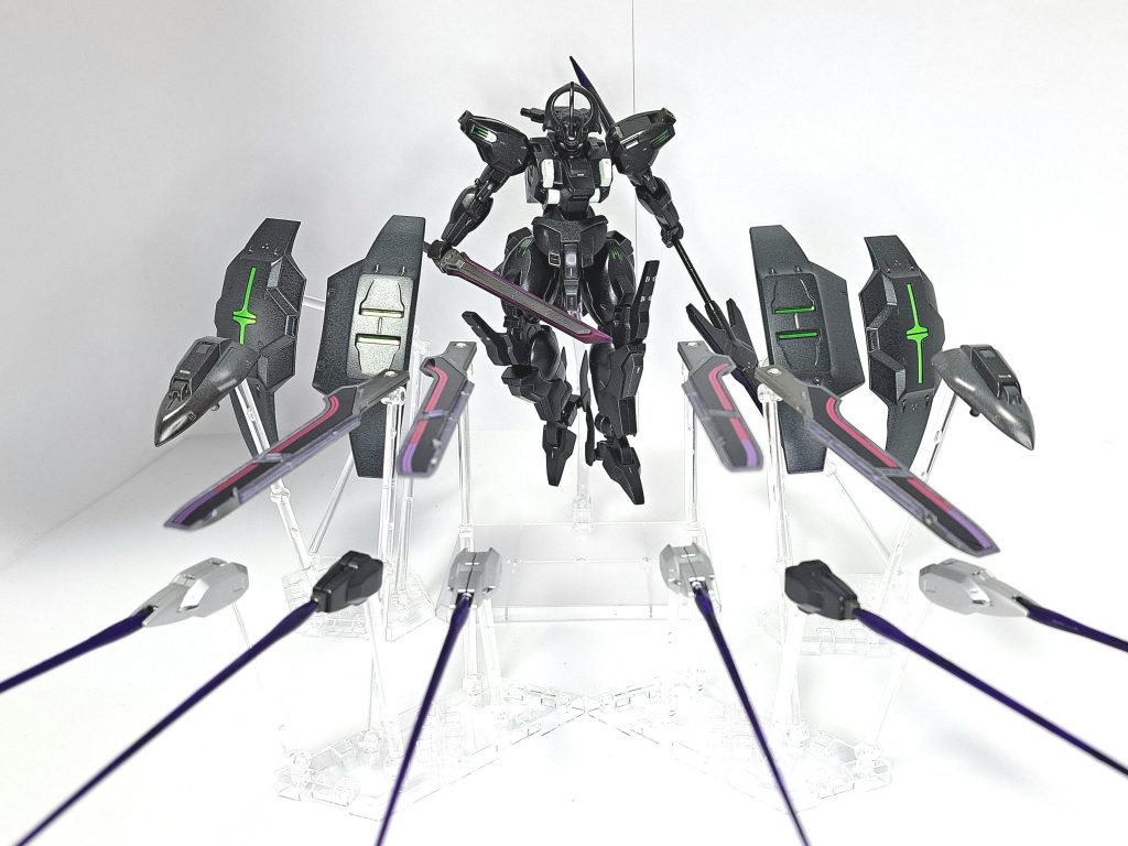 ダヤ・アンビカー/アンビカー肩部とリアスカートに装備された大型のシールド。こちらもドローン兵器の一種であり、意思拡張AIによって自律して防御行動を行うことが出来る。内蔵スラスターは容量が拡大しており、推進力を補う追加ブースターとしての側面が強調されている。